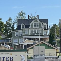Lakeview House & Cottages