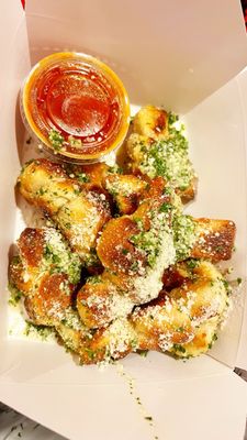 Zee's Pizzeria by null