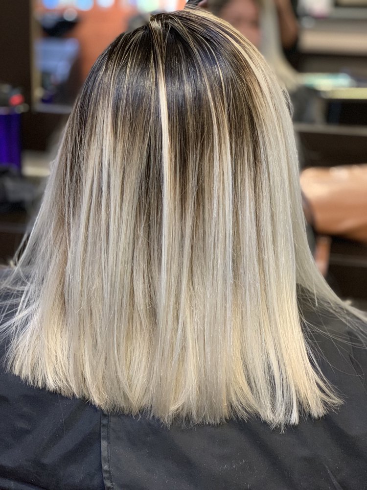 Izabella Reynaga - Master Hairdresser Logo