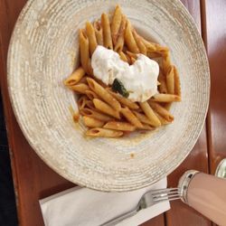 La Famiglia - Penne Arrabiata mit pikanter Sauce und Burrata. Fantastico