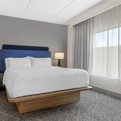 Hampton Inn & Suites Pittsburgh-Meadow Lands - Guest room