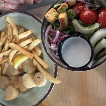 Austons on 98 - Scallops with fries and a side salad - Seafood Near Me - Miramar Beach, Florida