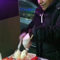 Tamales y Elote Cart - Elote lady in action