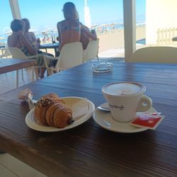 La Zattera - Posto colloquiale, ottima colazione, più economica dei bar affianco che fanno pagare quei 50/80 cent in più.