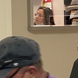 Miami Beach Community Health Center - Esa trabaja en el laboratorio y la otra una mucha joven media gordita pelo negro un poco rizo también con la mascarilla en la garganta