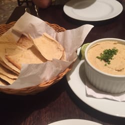 Livraria Argumento - Pita chips and hummus