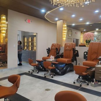 Deluxe Nails Spa - Pedicure stations at Deluxe Nails Spa - Nail Salons Near Me - Oswego, Illinois