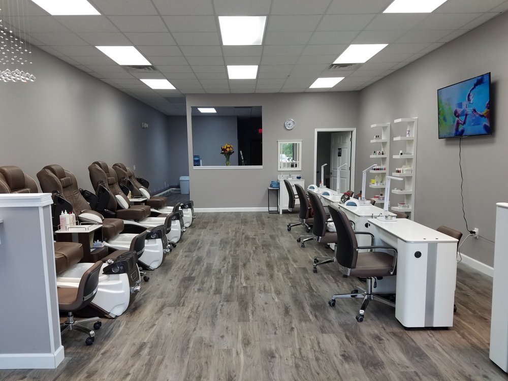 The Nails And Spa Lounge Logo