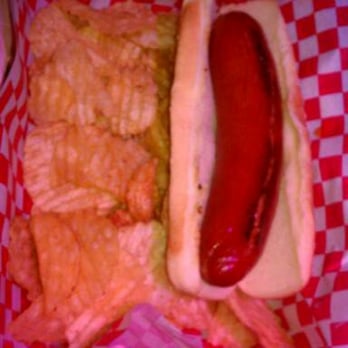 Rivals - Louisianna hot link with chips - Lounges Near Me - Honolulu, Hawaii