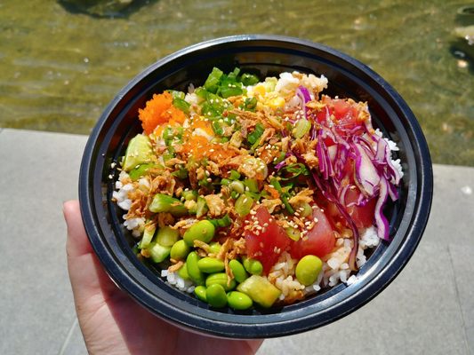 Foto Bimi Poke - San Francisco, CA, Amerika Syarikat. poke bowl (tuna, white rice, poke sauce, seaweed salad, sweet corn, fry onion, green onion, jalapeno, tobiko, cucumber, green bean)