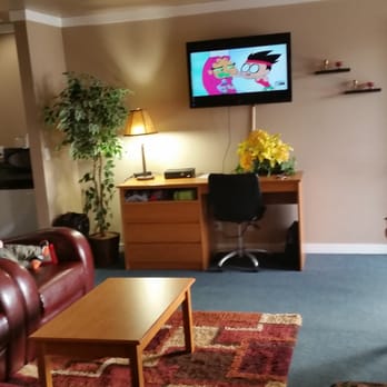 Cascade Lodge Boutique - From the beds - the TV was surprisingly large. The doorway to the left leads to the hallway that goes to the bathroom. - Hotels Near Me - Bend, Oregon Cascade Lodge Boutique - From the beds - the TV was surprisingly large. The doorway to the left leads to the hallway that goes to the bathroom. - Hotels Near Me - Bend, Oregon