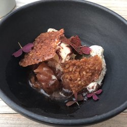 Nordlandet / Sommer PONY - Plums with Tonga ice cream and hazelnut cookies