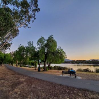 Lake Almaden Trail - View of trail and lake - Hiking Near Me - San Jose, California