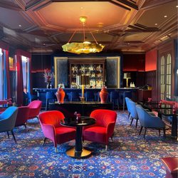 Kronenhof Grand Hotel - Beautifully appointed bar area