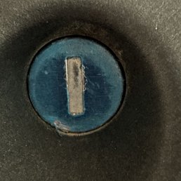 Keyhole on roof rack cross bar Keyhole on roof rack cross bar
