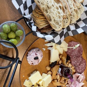 Cove Mesa Vineyard - Tasting Room - Wine Tasting Room Near Me - Cornville, Arizona