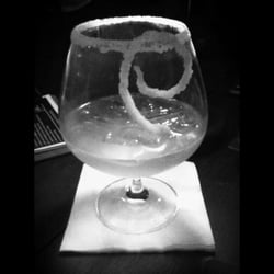 Capone Drinkeria - Drink excelente com calda de gengibre e lasca de laranja