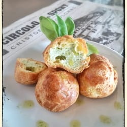 Circolo dello Sport - Bignè salati al pesto e ricotta