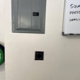 Outlet flush to the wall with ground up Outlet flush to the wall with ground up