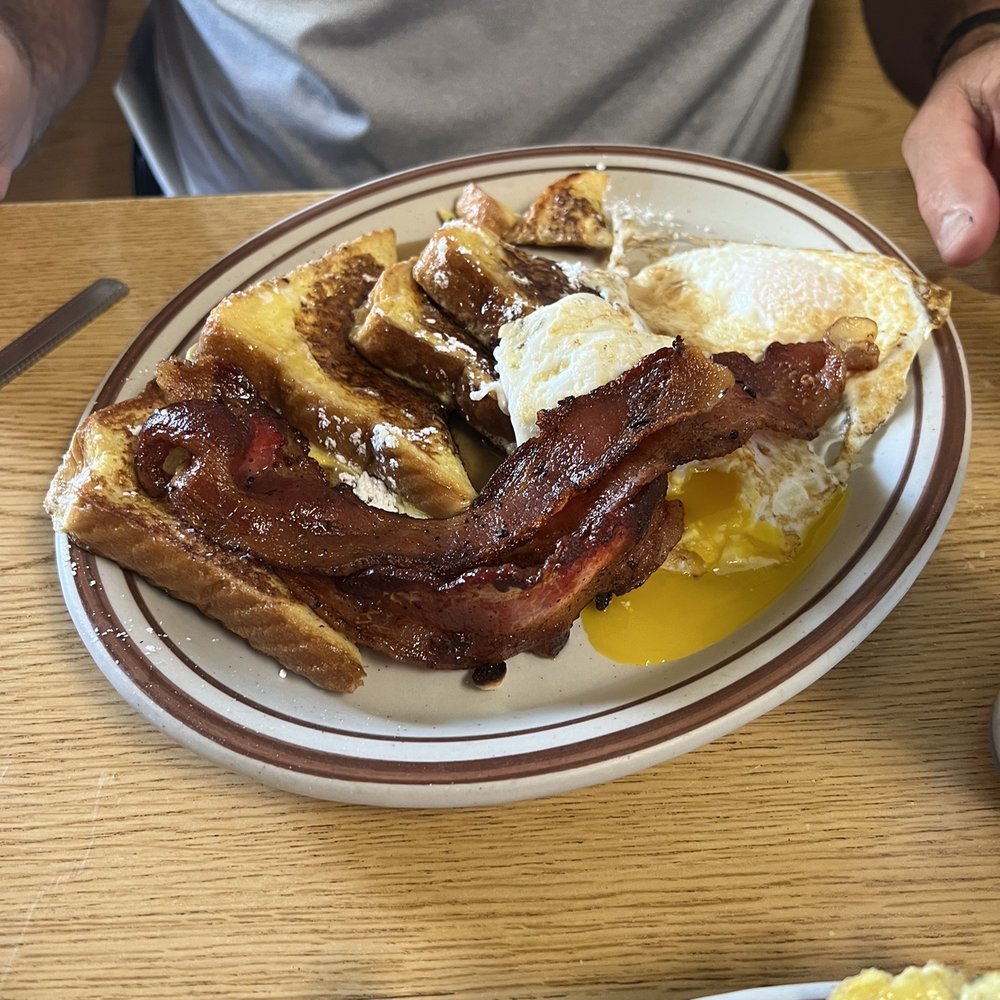 Lou's Diner - French toast, 2 eggs, bacon - Breakfast & Brunch Near Me - Perry, Iowa