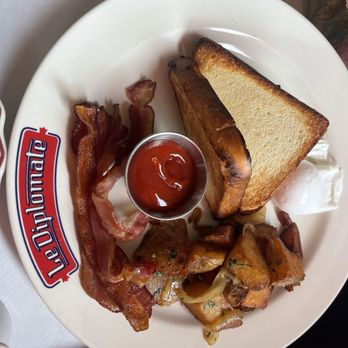 Le Diplomate - Brasseries Near Me - Washington, DC, District of Columbia