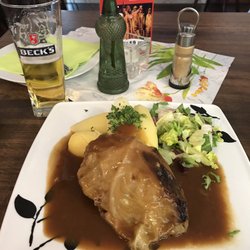 Kohlroulade Hausmannsart mit frischen gekochten Kartoffeln und dunkler Soße