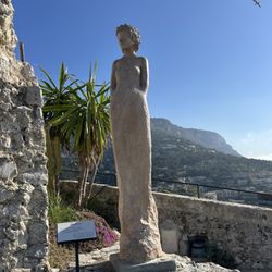 Le Jardin exotique - Statue at top