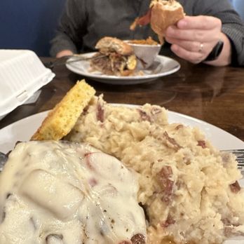 Harvest Moon Cafe - Chicken and mash potatoes - Cafes Near Me - Rome, Georgia
