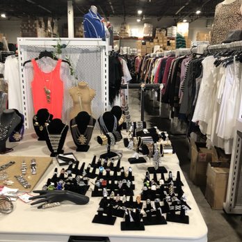 Liquidations Traf - Jewelry display - Discount Store Near Me - Montreal, Quebec Liquidations Traf - Jewelry display - Discount Store Near Me - Montreal, Quebec