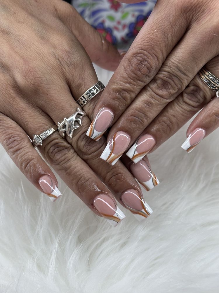 Simcoe Nails & Tanning Logo