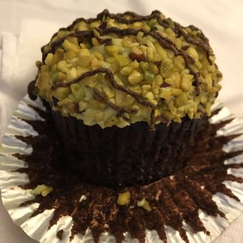 Lola's Cupcakes - Pistachio chocolate cherry (***) - Cupcakes Near Me - London, XGL