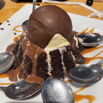 Chili's - Lava Ice cream brownie - American Near Me - Springfield, Illinois