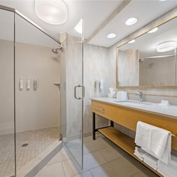 Hampton Inn Rocky Mount - Guest room bath