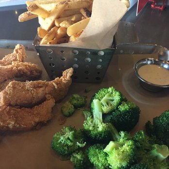 Chili's - Chicken "crispers", broccoli and fries - Bars Near Me - Liverpool, New York