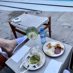 Guac pool side snack. 10/10 Moment