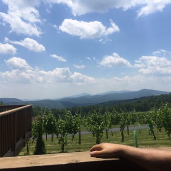 Fox Meadow Winery - Wineries Near Me - Linden, Virginia