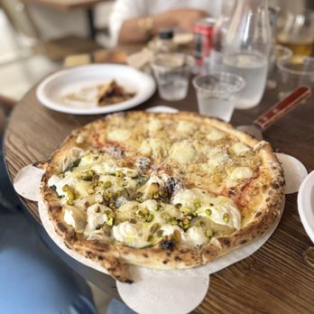 The Doughfellas - Half hicken Catupiry half white with truffle oil - both good - Pizza Near Me - Pompano Beach, Florida