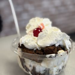 NikNak's Ice Cream - Brownie sundae