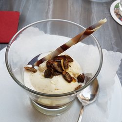 Wirtshaus zum Bräu - Vanillie-Eis mit kandierten Kürbiskernen und Kürbiskernöl. Lecker.