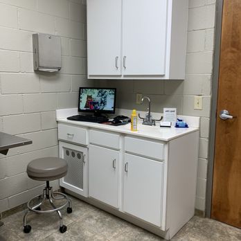 Barfield Animal Hospital - Exam room. Very spacious! - Veterinarians Near Me - Murfreesboro, Tennessee