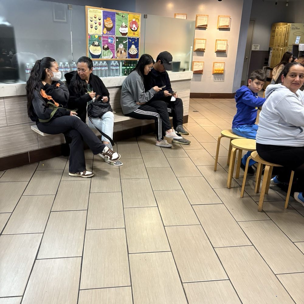 Snow Bowl - People waiting without a table - Bubble Tea Near Me - Newark, California Snow Bowl - People waiting without a table - Bubble Tea Near Me - Newark, California