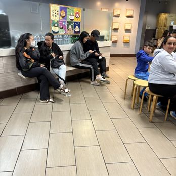 Snow Bowl - People waiting without a table - Bubble Tea Near Me - Newark, California Snow Bowl - People waiting without a table - Bubble Tea Near Me - Newark, California