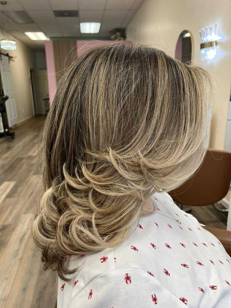 Deevas Hair Dominican Salon Logo
