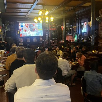 Le Pub Saint-Alexandre - Watching the game - Pubs Near Me - Quebec City, Quebec