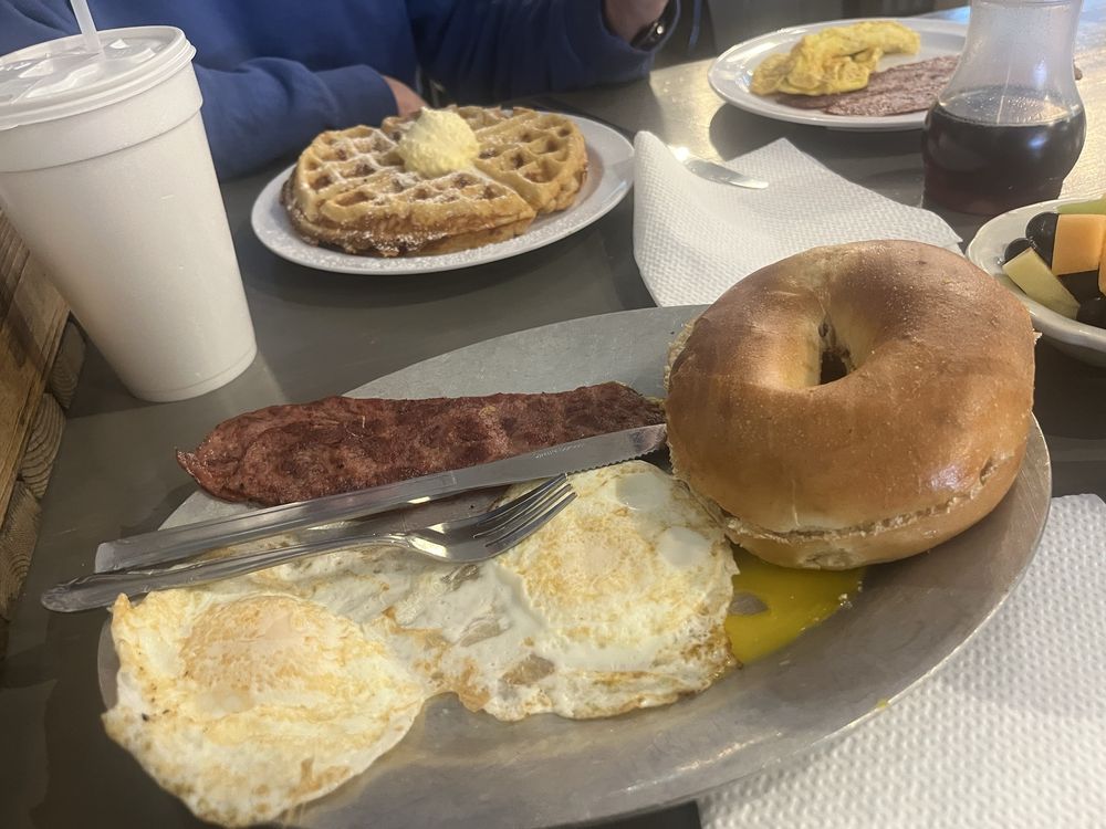 Farmhouse Deli Logo
