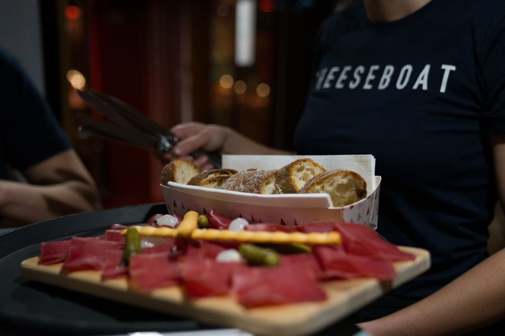 THE CHEESE BOAT Updated August 2024 Quai du MontBlanc 4, Genève