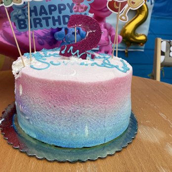 Mazzetti's Bakery - pic of the ombré frosting. I asked for frosting like the "Georgia" cake from another review. - Bakeries Near Me - Pacifica, California