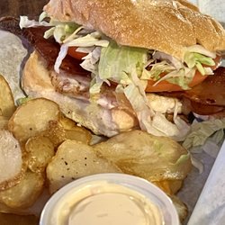 Lakehouse Bar & Restaurant - Grilled Chicken w/lettuce, tomato, bacon and pub chips