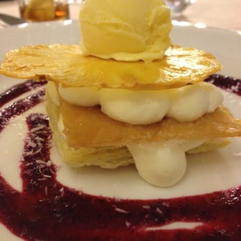 Masia de Lacy - Milhojas de piña y coco caramelizado y helado de vainilla. (Lo rojo es jarabe de grosellas). - Venues & Event Spaces Near Me - Museros, V