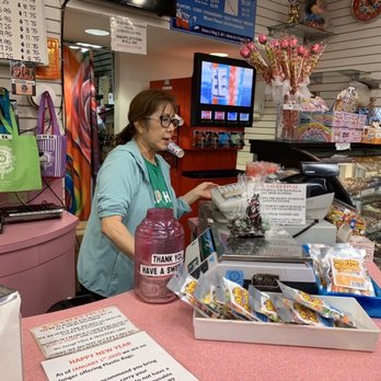 Carousel Candyland - Love the friendliness and cheer from her and the other workers - Candy Stores Near Me - Honolulu, Hawaii